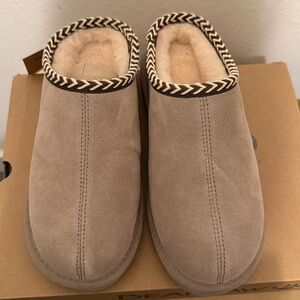 NEW IN BOX - BearPaw Women’s size 8 Sherpa lined suede slippers